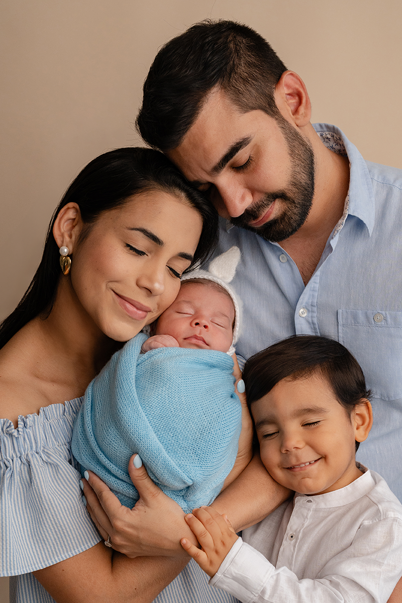 Sara Bello con su familia: esposo, hijo mayor y recién nacido