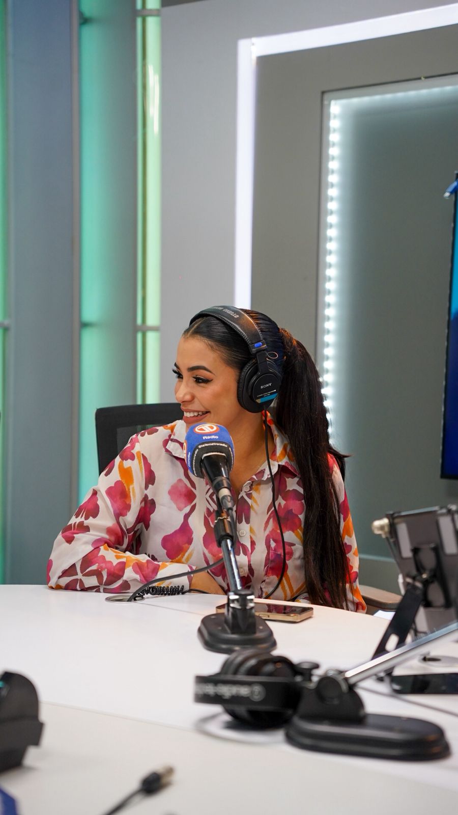 Sara Bello en cabina de Telemetro Radio