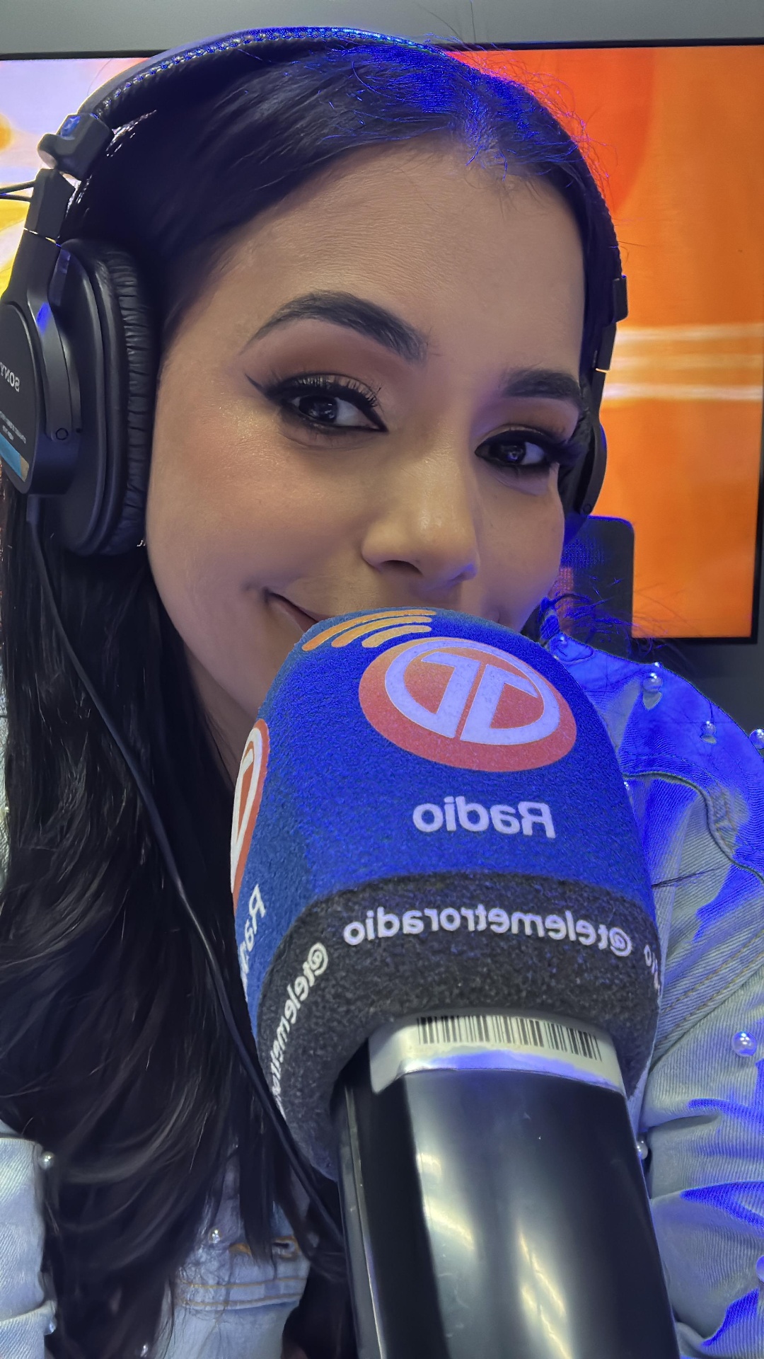 Sara Bello al micrófono de Telemetro Radio