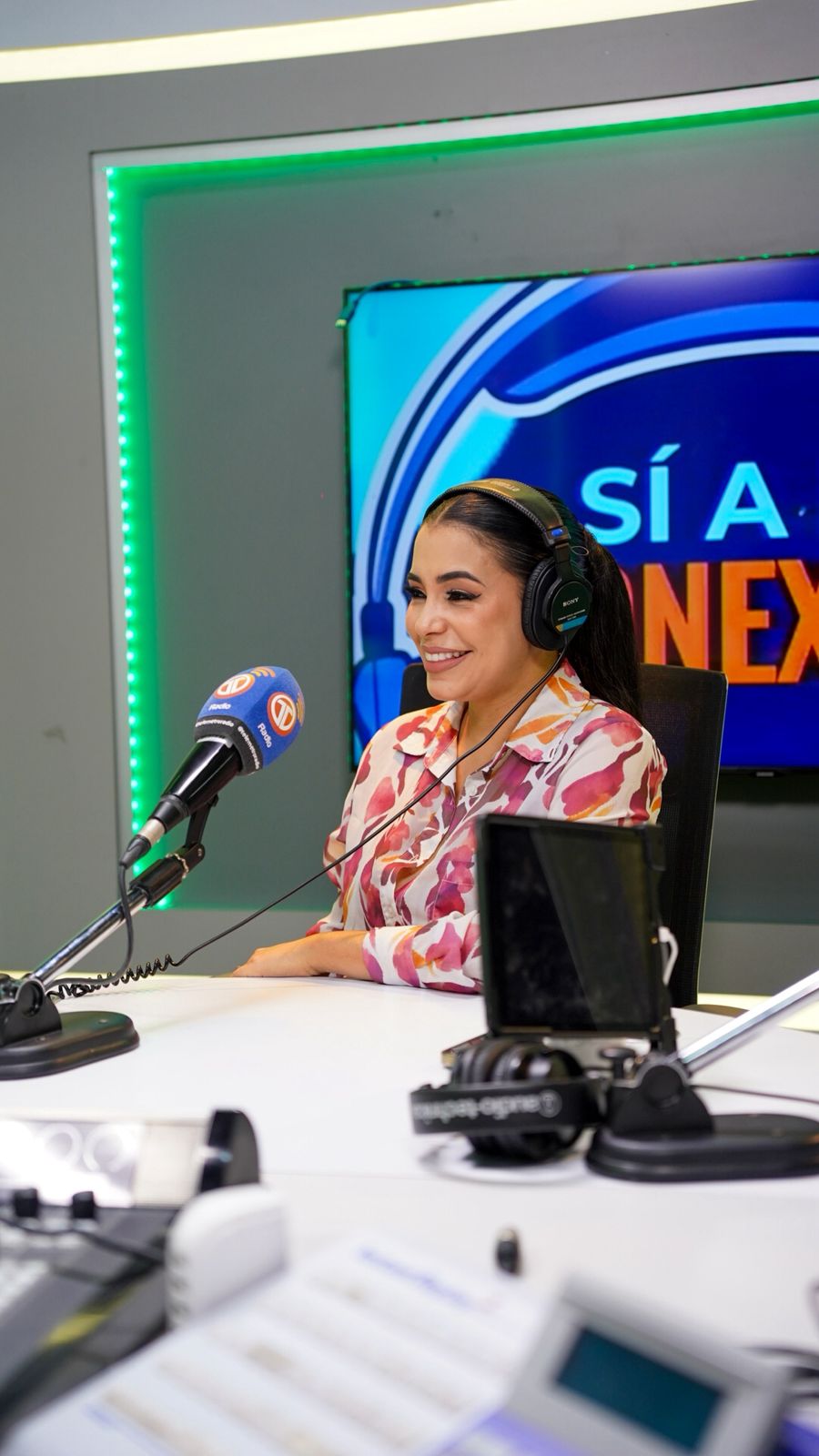 Sara Bello sonriendo al aire